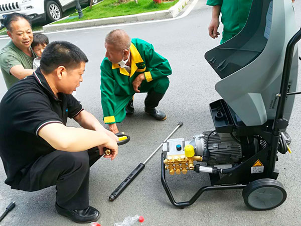 洗地機，掃地機，工業(yè)吸塵器，高壓清洗機，洗掃一體機，駕駛式洗地機，手推式洗地機，駕駛式掃地機，手推式掃地機，長沙亮點環(huán)保官網(wǎng)，商用吸塵器，長沙洗地機，長沙掃地機，長沙高壓清洗機，湖南工業(yè)吸塵器，湖南掃地機，湖南高壓清洗機，湖南工業(yè)吸塵器