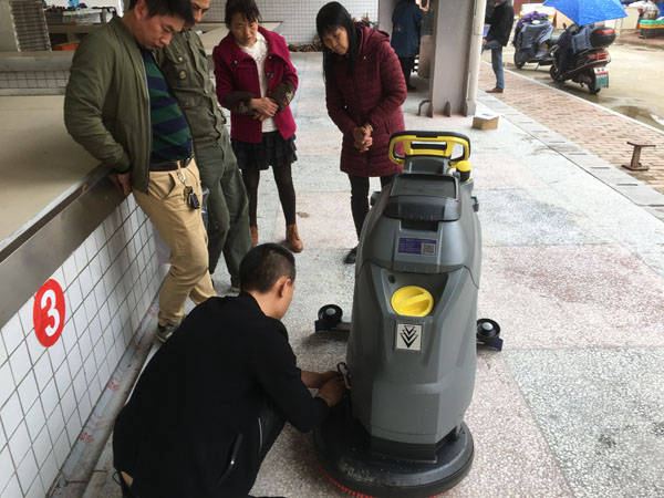 洗地機，掃地機，工業(yè)吸塵器，高壓清洗機，洗掃一體機，駕駛式洗地機，手推式洗地機，駕駛式掃地機，手推式掃地機，長沙亮點環(huán)保官網(wǎng)，商用吸塵器，長沙洗地機，長沙掃地機，長沙高壓清洗機，湖南工業(yè)吸塵器，湖南掃地機，湖南高壓清洗機，湖南工業(yè)吸塵器